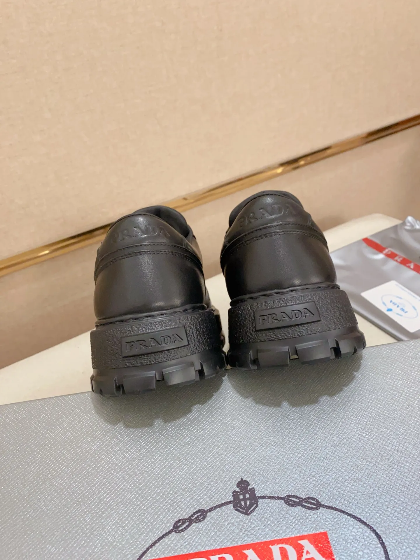 Men's shoes💰 620💰 ✔️✔️✔️Higher version High-quality new PRADA counters are launched simultaneously. The new men's shoes and 😘fabrics are selected from first-layer cowhide and are made by pure handicrafts. Lining: Full cowhide lining. 👍🏿 High-end ☄️ air-cushion molded anti-slip rubber outsole, exquisite lines, simple and elegant, comfortable and high-end for leisure travel. Code number: 38 to 44